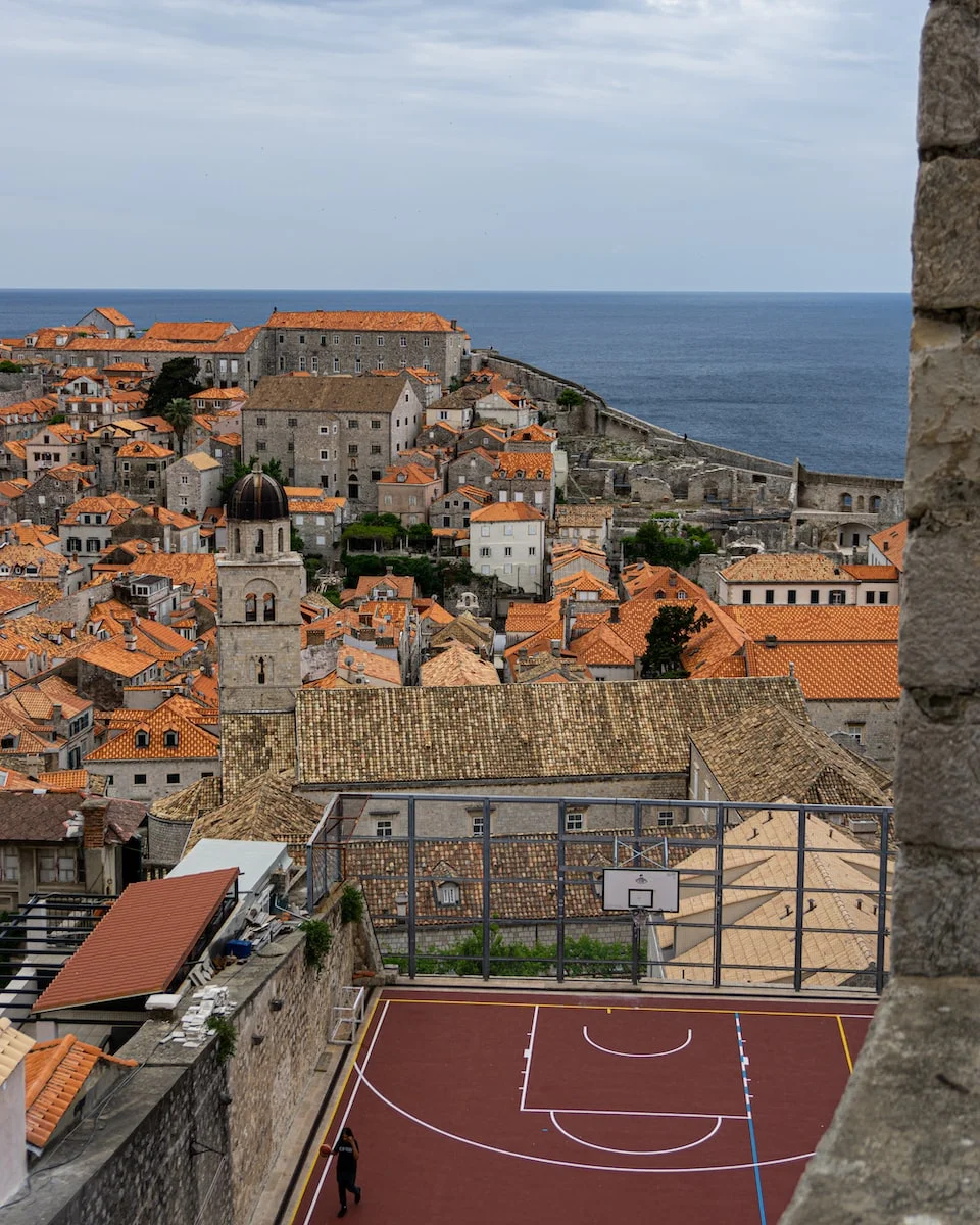 Croatie brown and white concrete houses near sea during daytime