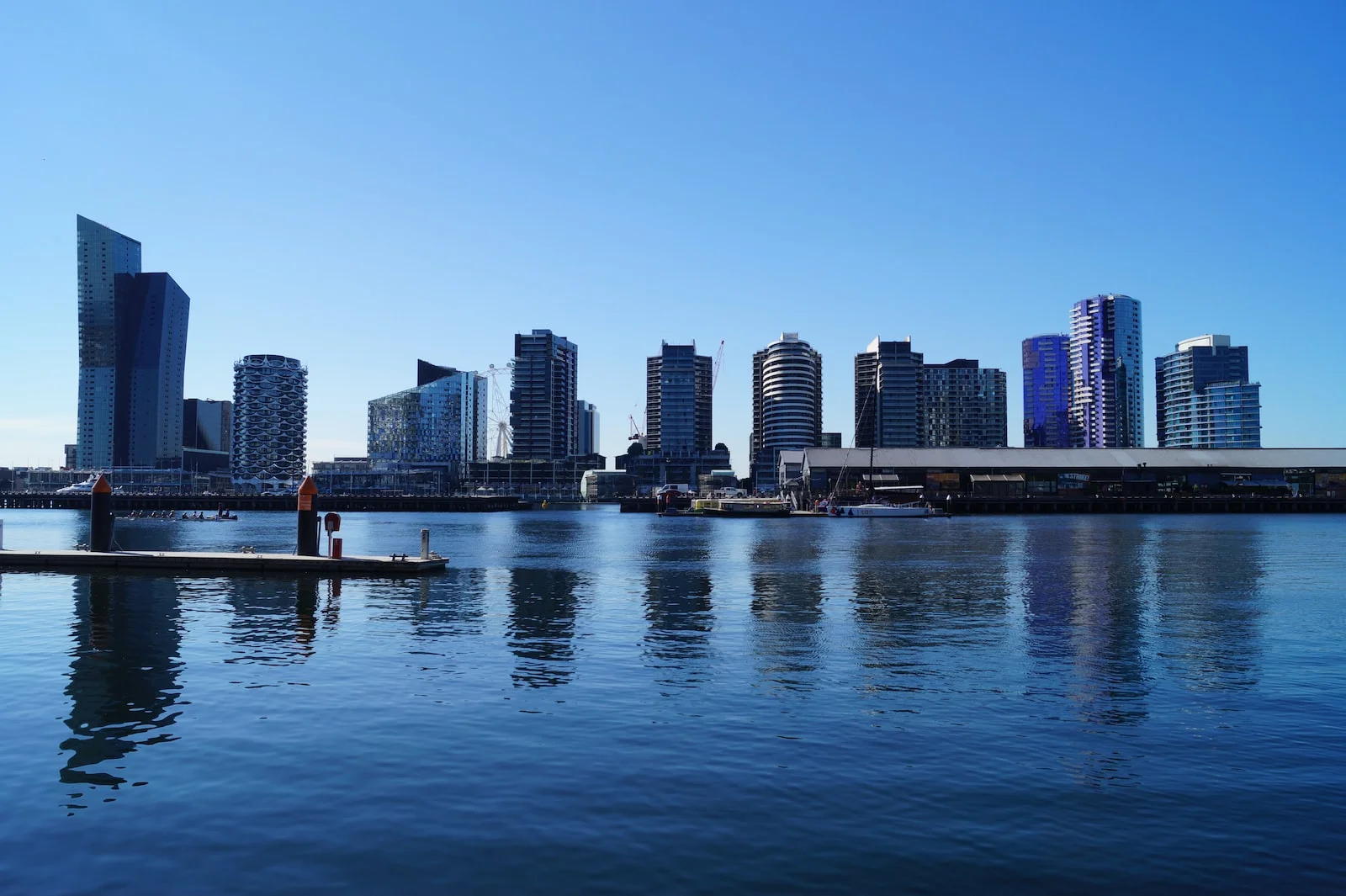 Australie city skyline across body of water during daytime